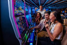 Pengalaman live casino interaktif dan profesional Tangan memainkan permainan live casino dengan dealer profesional